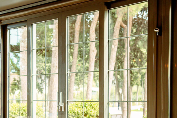 Outdoor entertaining with architectural windows