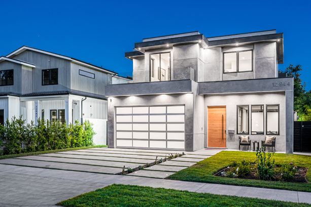 Outdoor entertaining with architectural windows