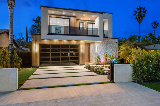 Outdoor entertaining with architectural windows